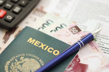 Meksika pezosu para faturaları kalem, hesap makinesi, pasaport ve vergi formlarıyla dolu. Finans ve bankacılık kavramı