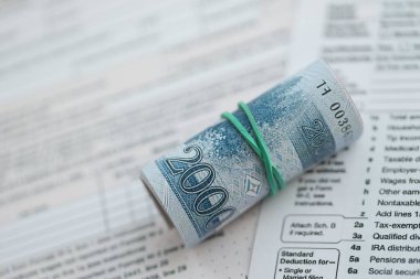 Kuzey Kore büyük miktarlarda para kazandı. Masada vergi formları var. Muhasebe ve vergilendirme kavramı