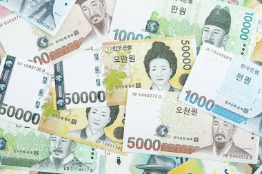 Güney Kore büyük miktarlarda para kazandı. Beyaz renkli masada yatıyor. Yakın plan. Finans ve bankacılık kavramı