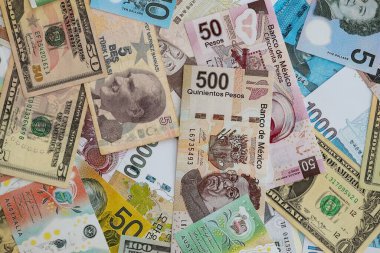 Farklı para birimlerinden ve ülkelerden yüklü miktarda para. Uluslararası nakitin çeşitli arka planında büyük bir yığın var.