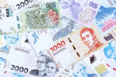 Arjantin pezosu büyük miktarlarda para beyaz masada yakın planda yatıyor. Finans ve bankacılık kavramı