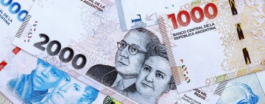 Arjantin pezosu büyük miktarlarda para beyaz masada yakın planda yatıyor. Finans ve bankacılık kavramı