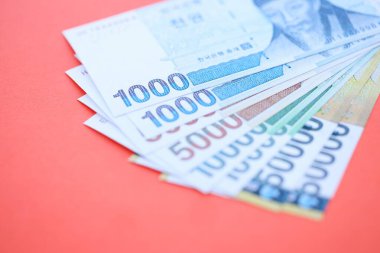 Güney Kore büyük miktarlarda para kazandı. Kırmızı renkli masada yatıyor. Yakın plan. Finans ve bankacılık kavramı