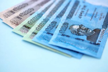 Bangladeşli para banknotları büyük miktarlarda deniz mavisi renkli masaların üzerinde. Finans ve bankacılık kavramı