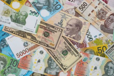 Farklı para birimlerinden ve ülkelerden yüklü miktarda para. Uluslararası nakitin çeşitli arka planında büyük bir yığın var.