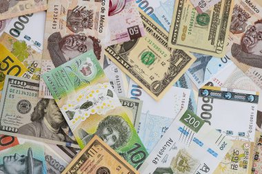 Farklı para birimlerinden ve ülkelerden yüklü miktarda para. Uluslararası nakitin çeşitli arka planında büyük bir yığın var.