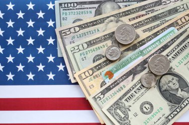 Amerikan doları banknotlar, Amerikan bayrağında yeşil kart. Vergi ödeme ve sigorta kavramı