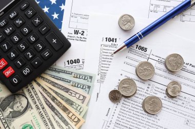 Amerikan Doları. Para banknotları ve vergi formundaki kalem ve hesap makineli paralar boş. Muhasebe ve vergi ödeme dönemi kavramı