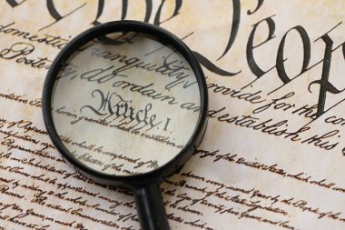 Amerikan Anayasası kağıt sayfası ve büyüteç kapanıyor. Biz İnsanlar