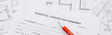 Konut inşaatı sözleşmesi ve konut inşaatı projesinin planlarının kalemi. İnşaat planı konsepti