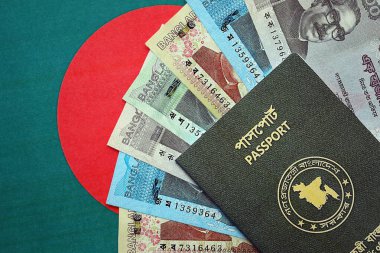 Bangladeş 'te büyük miktarda para ve pasaport Bangladeş bayraklarında asılı. Finans ve bankacılık kavramı