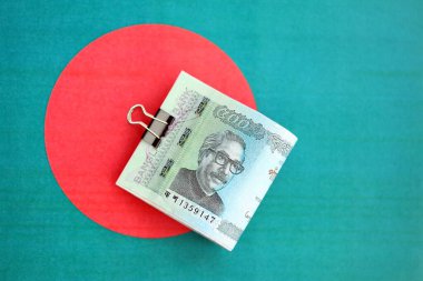 Bangladeşli para banknotları Bangladeş bayrağına yakın duruyor. Finans ve bankacılık kavramı