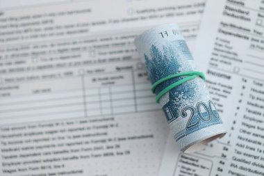 Kuzey Kore büyük miktarlarda para kazandı. Masada vergi formları var. Muhasebe ve vergilendirme kavramı