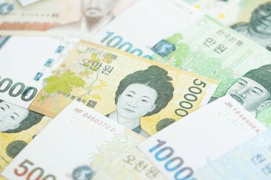 Güney Kore büyük miktarlarda para kazandı. Beyaz renkli masada yatıyor. Yakın plan. Finans ve bankacılık kavramı