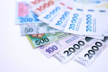 Arjantin pezosu büyük miktarlarda para beyaz masada yakın planda yatıyor. Finans ve bankacılık kavramı