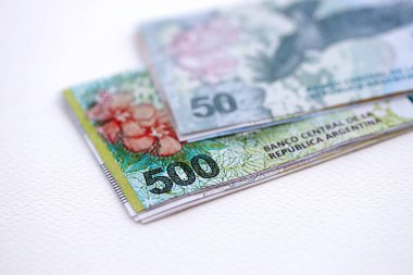 Arjantin pezosu büyük miktarlarda para beyaz masada yakın planda yatıyor. Finans ve bankacılık kavramı