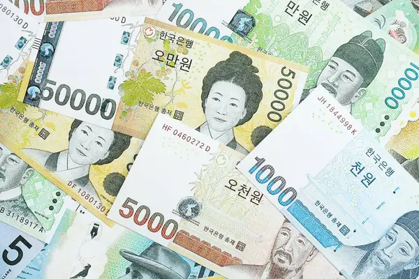 Güney Kore büyük miktarlarda para kazandı. Beyaz renkli masada yatıyor. Yakın plan. Finans ve bankacılık kavramı