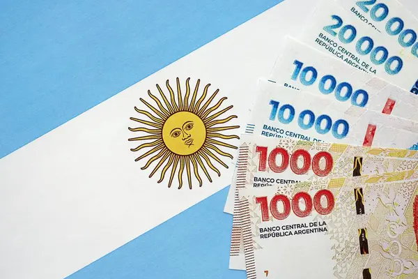 Arjantin pezosu büyük miktarda Arjantin bayrağına yakın duruyor. Finans ve bankacılık kavramı