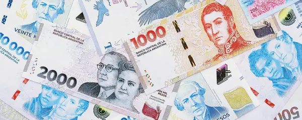 Arjantin pezosu büyük miktarlarda para beyaz masada yakın planda yatıyor. Finans ve bankacılık kavramı