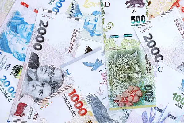 Arjantin pezosu büyük miktarlarda para beyaz masada yakın planda yatıyor. Finans ve bankacılık kavramı