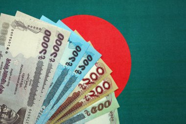 Bangladeşli para banknotları Bangladeş bayrağına yakın duruyor. Finans ve bankacılık kavramı