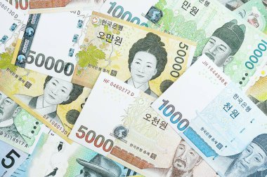 Güney Kore büyük miktarlarda para kazandı. Beyaz renkli masada yatıyor. Yakın plan. Finans ve bankacılık kavramı