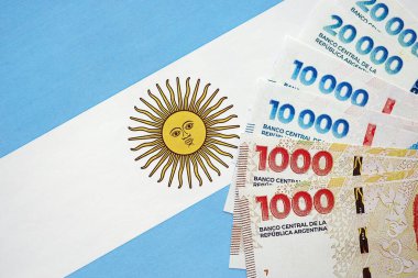 Arjantin pezosu büyük miktarda Arjantin bayrağına yakın duruyor. Finans ve bankacılık kavramı
