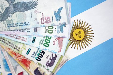 Arjantin pezosu büyük miktarda Arjantin bayrağına yakın duruyor. Finans ve bankacılık kavramı