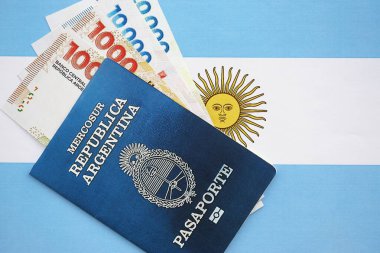 Arjantin pezosu büyük miktarda para ve pasaport Arjantin bayrağına yakın duruyor. Finans ve bankacılık kavramı