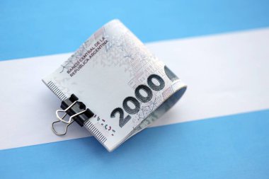 Arjantin pezosu büyük miktarda Arjantin bayrağına yakın duruyor. Finans ve bankacılık kavramı