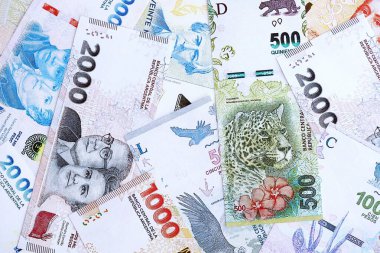 Arjantin pezosu büyük miktarlarda para beyaz masada yakın planda yatıyor. Finans ve bankacılık kavramı