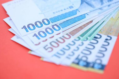 Güney Kore büyük miktarlarda para kazandı. Kırmızı renkli masada yatıyor. Yakın plan. Finans ve bankacılık kavramı