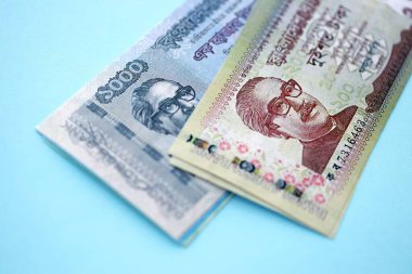 Bangladeşli para banknotları büyük miktarlarda deniz mavisi renkli masaların üzerinde. Finans ve bankacılık kavramı