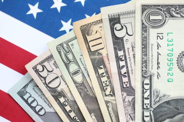 Amerikan doları banknotları ve Amerikan bayrağı kapanıyor. Para yatırımı konsepti ve vergi ödeme