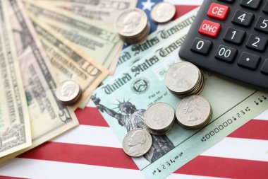 Amerikan doları para ve hesap makinesi Amerikan bayrağına yakın. Para yatırımı konsepti ve vergi ödeme