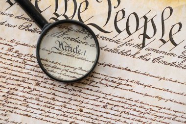 Amerikan Anayasası kağıt sayfası ve büyüteç kapanıyor. Biz İnsanlar