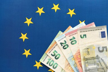 Avrupa Birliği para birimi Euro farklı kağıt notlar bayrak yakın yakın