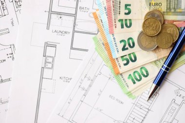 Avrupa Birliği Avro para faturaları ve inşaat projesi planları ile birlikte madeni paralar masa kapanır