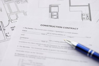 Konut inşaatı sözleşmesi ve konut inşaatı projesinin planlarının kalemi. İnşaat planı konsepti