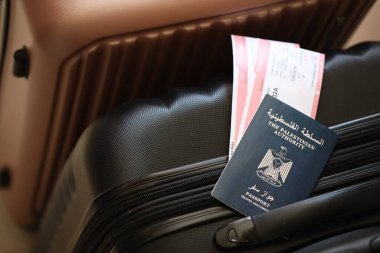 Biletli Filistin Otorite pasaportu havaalanı bekleme salonunun yakınındaki turistik bavulda yatıyor. Dünya çapında seyahat ve uluslararası turizm kavramı
