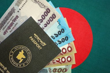Bangladeş 'te büyük miktarda para ve pasaport Bangladeş bayraklarında asılı. Finans ve bankacılık kavramı