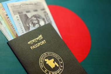 Bangladeş 'te büyük miktarda para ve pasaport Bangladeş bayraklarında asılı. Finans ve bankacılık kavramı