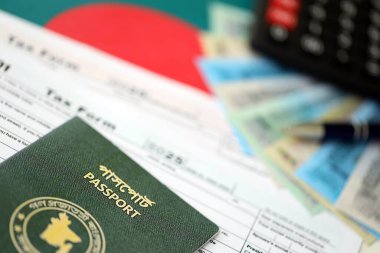Bangladeşli para banknotları kalem, hesap makinesi, pasaport ve vergi formlarıyla dolu. Finans ve bankacılık kavramı