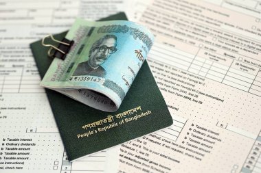 Bangladeşli para banknotları, pasaport ve vergi formlarıyla dolu. Maliye ve vergi ödeme kavramı