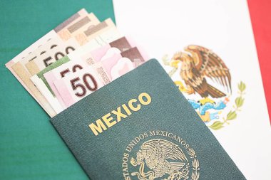 Meksika pezosu büyük miktarda para ve pasaport Meksika bayrağına yakın duruyor. Finans ve bankacılık kavramı