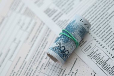 Kuzey Kore büyük miktarlarda para kazandı. Masada vergi formları var. Muhasebe ve vergilendirme kavramı