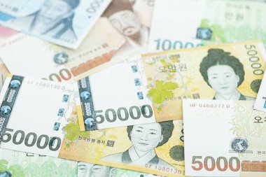 Güney Kore büyük miktarlarda para kazandı. Beyaz renkli masada yatıyor. Yakın plan. Finans ve bankacılık kavramı