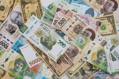 Farklı para birimlerinden ve ülkelerden yüklü miktarda para. Uluslararası nakitin çeşitli arka planında büyük bir yığın var.