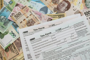 Değişik para birimlerinden ve ülkelerden oluşan büyük miktarlarda para ve vergi beyannamesi doldurulmaya hazır. Uluslararası nakitin çeşitli arka planında büyük bir yığın var.