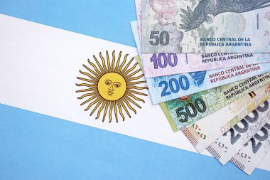 Arjantin pezosu büyük miktarda Arjantin bayrağına yakın duruyor. Finans ve bankacılık kavramı